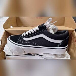 Vans Black and White Sneakers Womens Sz 8